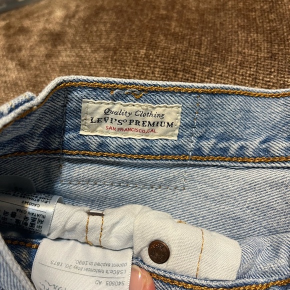 Levi's® Premium 501® ORIGINAL FIT HIGH RISE WOMEN'S SHORTS - Size W27 - Picture 2 of 6
